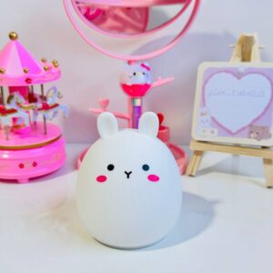 چراغ خواب خرگوش نرمالو اسکویشی جنس سیلیکونی نشکن تعویض رنگ ضربه ای باطری خور مناسب کادو هدیه تولد ولنتاین روز عشق